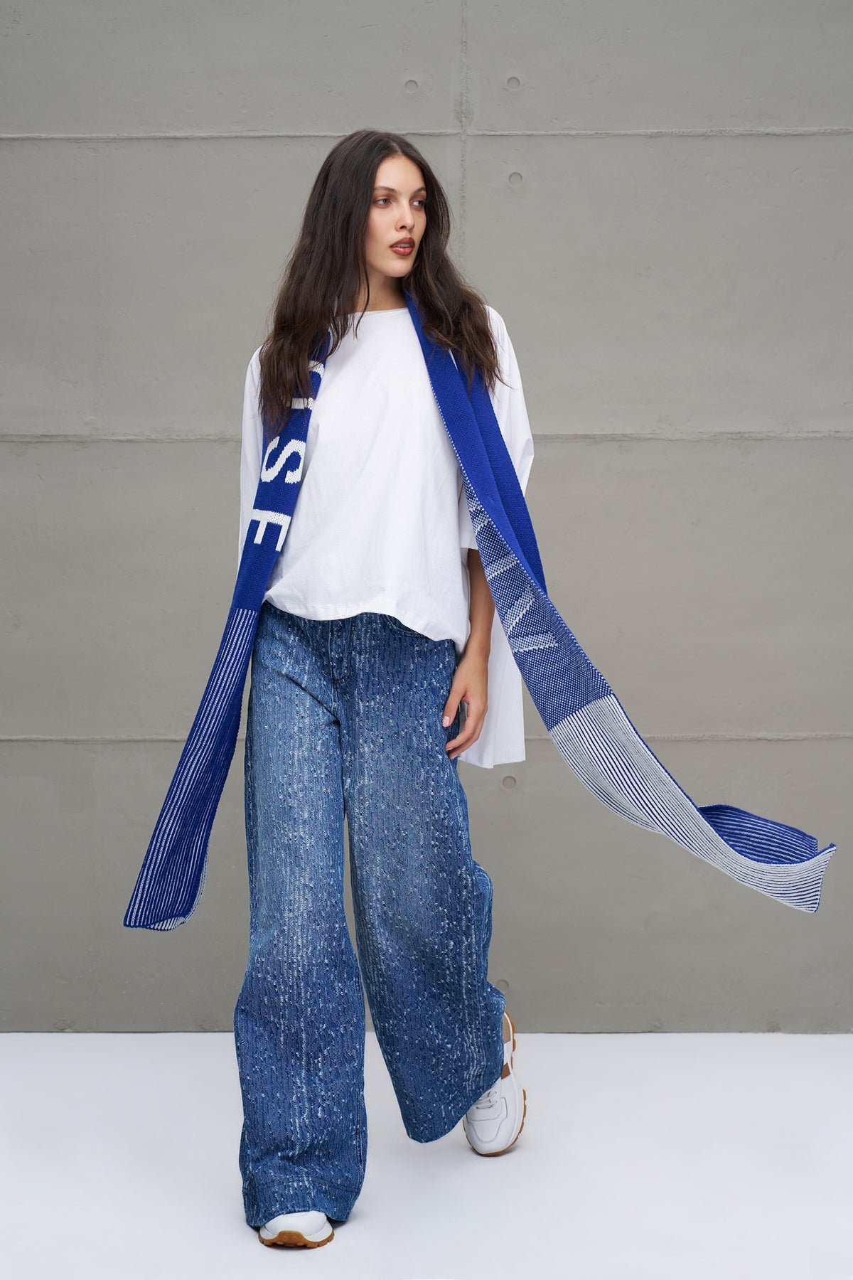 Royal White Scarf Vw2618069