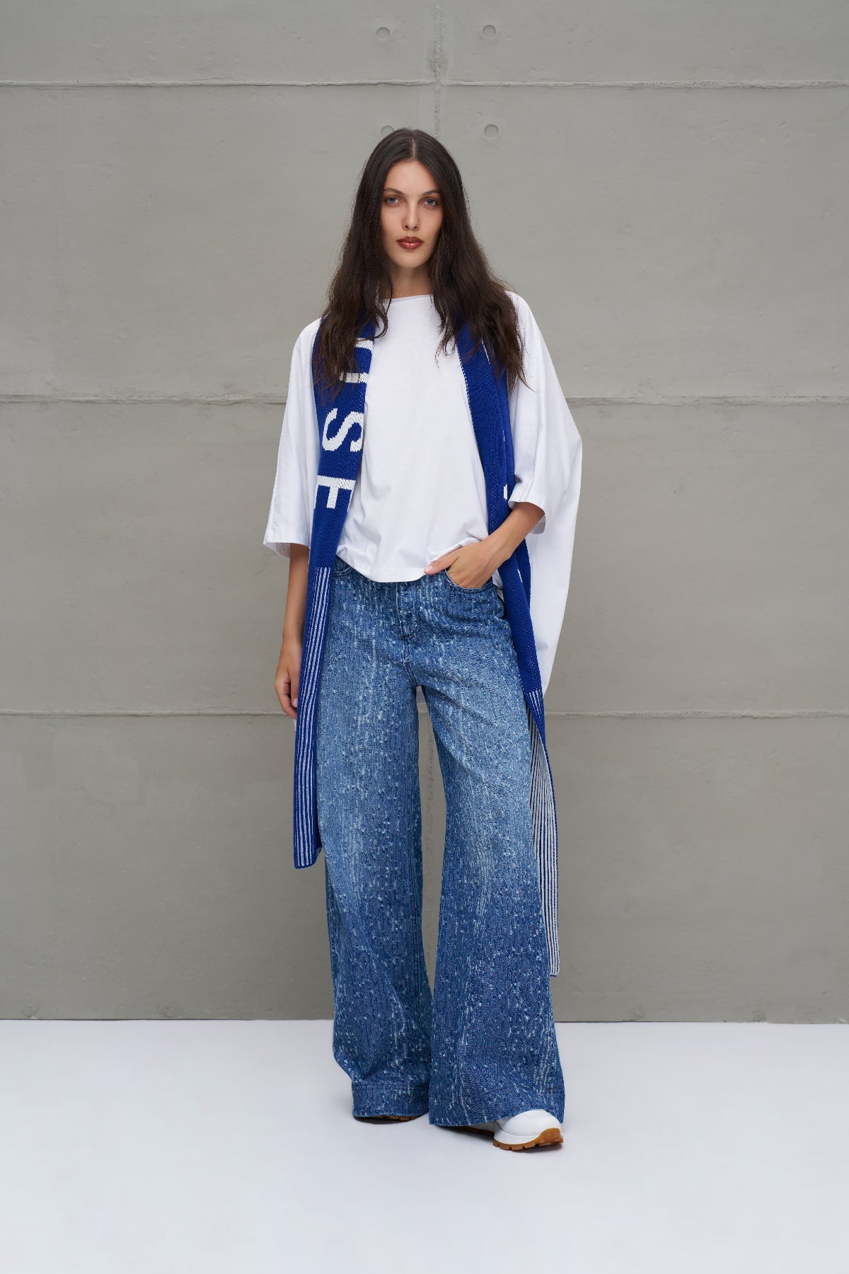 Royal White Scarf Vw2618069