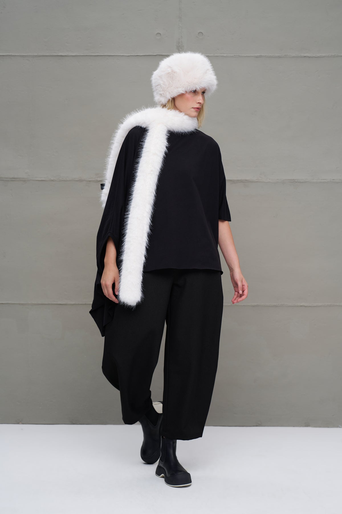 Off White Hat Postino