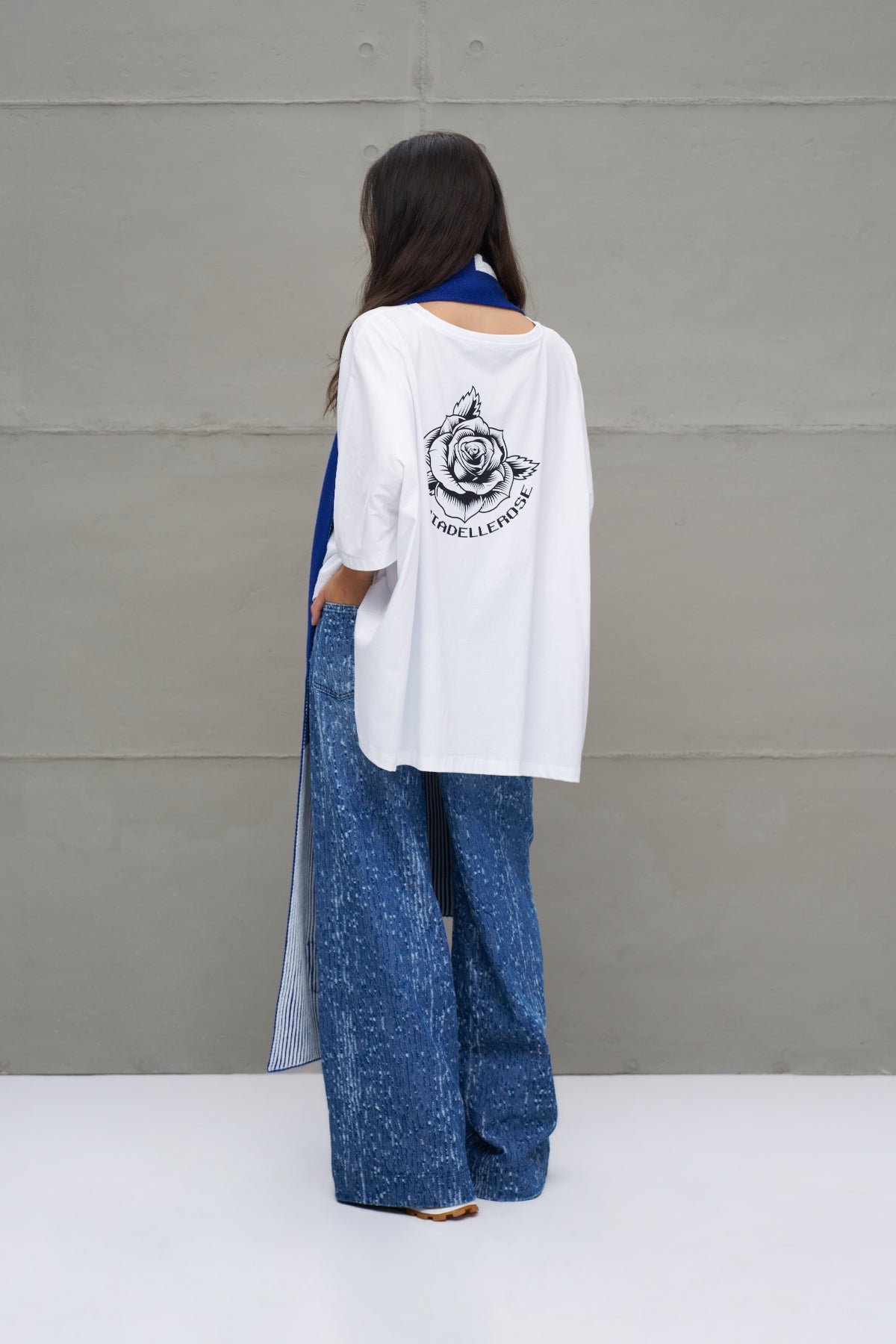 Royal White Scarf Vw2618069